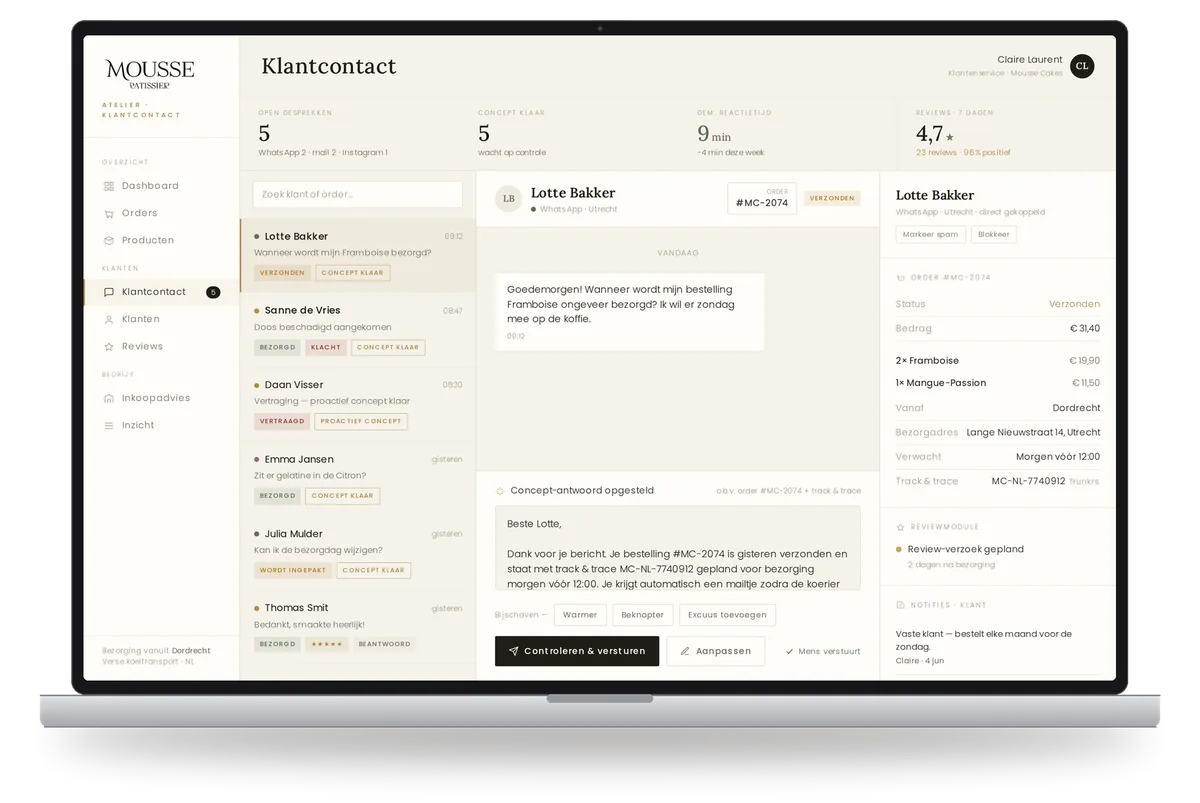 Klantcontact-scherm van Mousse Cakes: inbox met gesprekken over WhatsApp, mail en Instagram, per vraag de gekoppelde orderstatus en track en trace, een automatisch concept-antwoord in de huisstijl dat een medewerker controleert en verstuurt, plus geplande reviewverzoeken